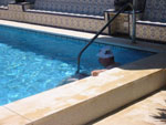 Klaus im Pool im Schatten