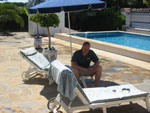 Ingo vorm Pool im Schatten